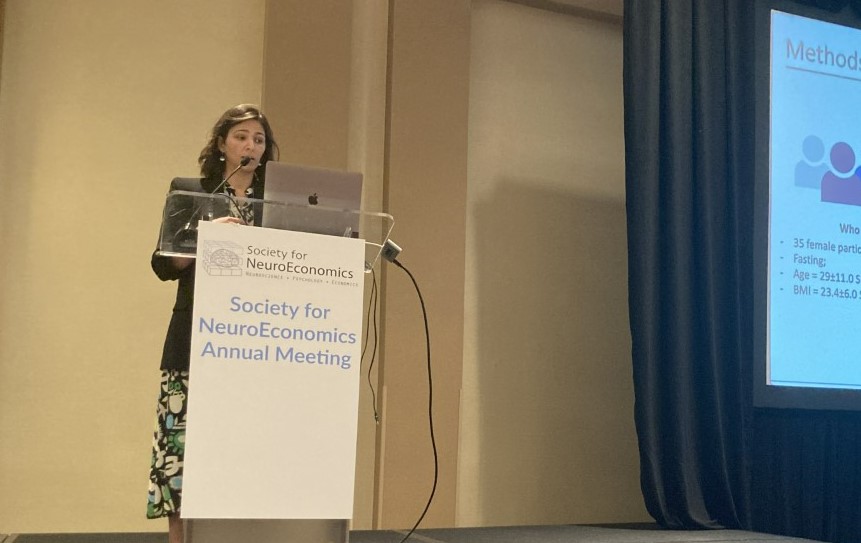 BelinaRodrigues's tweet photo. 2022 in review - my 2022 in 5 acts: 😀

 Act 4 – Oral presentation at the Annual Meeting of the Society for NeuroEconomics.

I was thrilled to discuss behaviour change in the context of decision-making. https://t.co/H8ofVPUONI