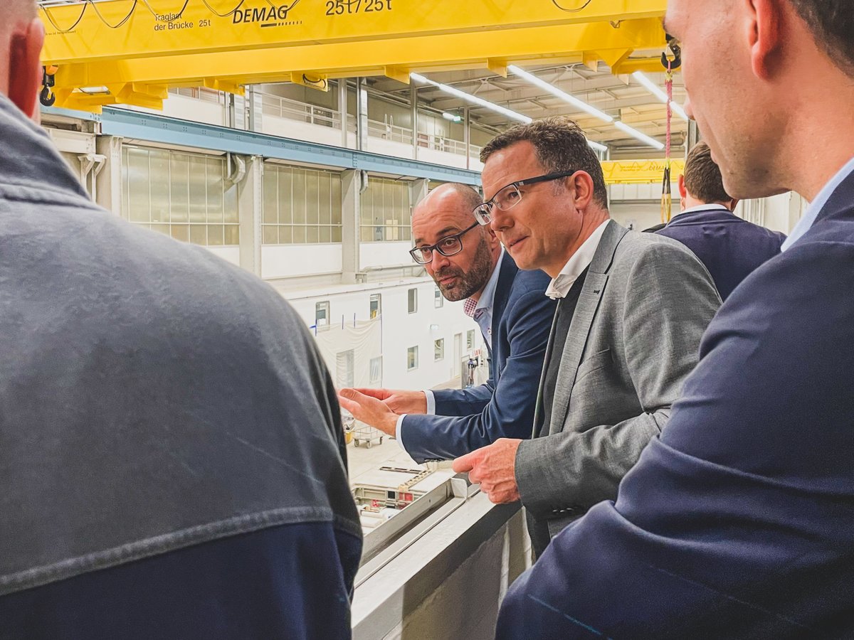 michael_reichle's tweet photo. In January I will start my new role as CEO at Siemens #LargeDrivesApplications. Recently, I was able to get a first impression of the #LDAproducts during a factory tour in Nuremberg. Many thanks to all who made this possible. Together we will shape our successful #future! https://t.co/k5lrZuNrJp