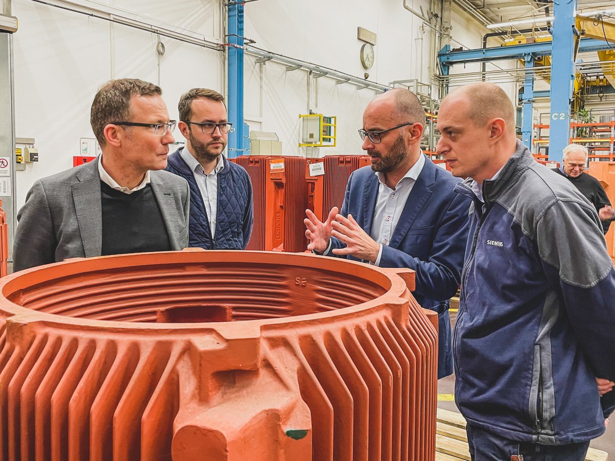 michael_reichle's tweet photo. In January I will start my new role as CEO at Siemens #LargeDrivesApplications. Recently, I was able to get a first impression of the #LDAproducts during a factory tour in Nuremberg. Many thanks to all who made this possible. Together we will shape our successful #future! https://t.co/k5lrZuNrJp