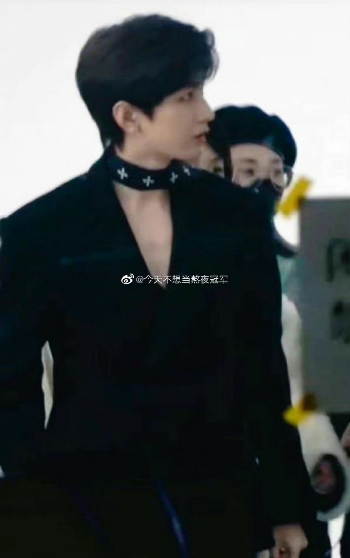 TeaServingCake's tweet photo. #ChengYi and #WangHedi with the same style of black suit and black silk scarf. Who look better in the outfit? #cppo https://t.co/FnZ8BiBtd7
