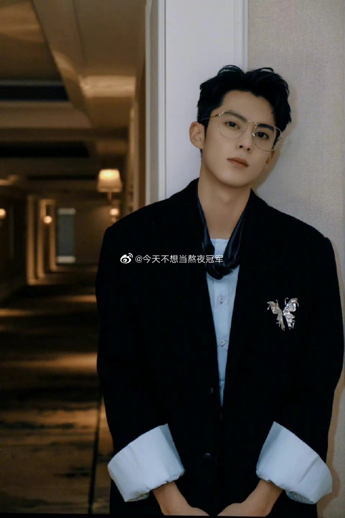 TeaServingCake's tweet photo. #ChengYi and #WangHedi with the same style of black suit and black silk scarf. Who look better in the outfit? #cppo https://t.co/FnZ8BiBtd7