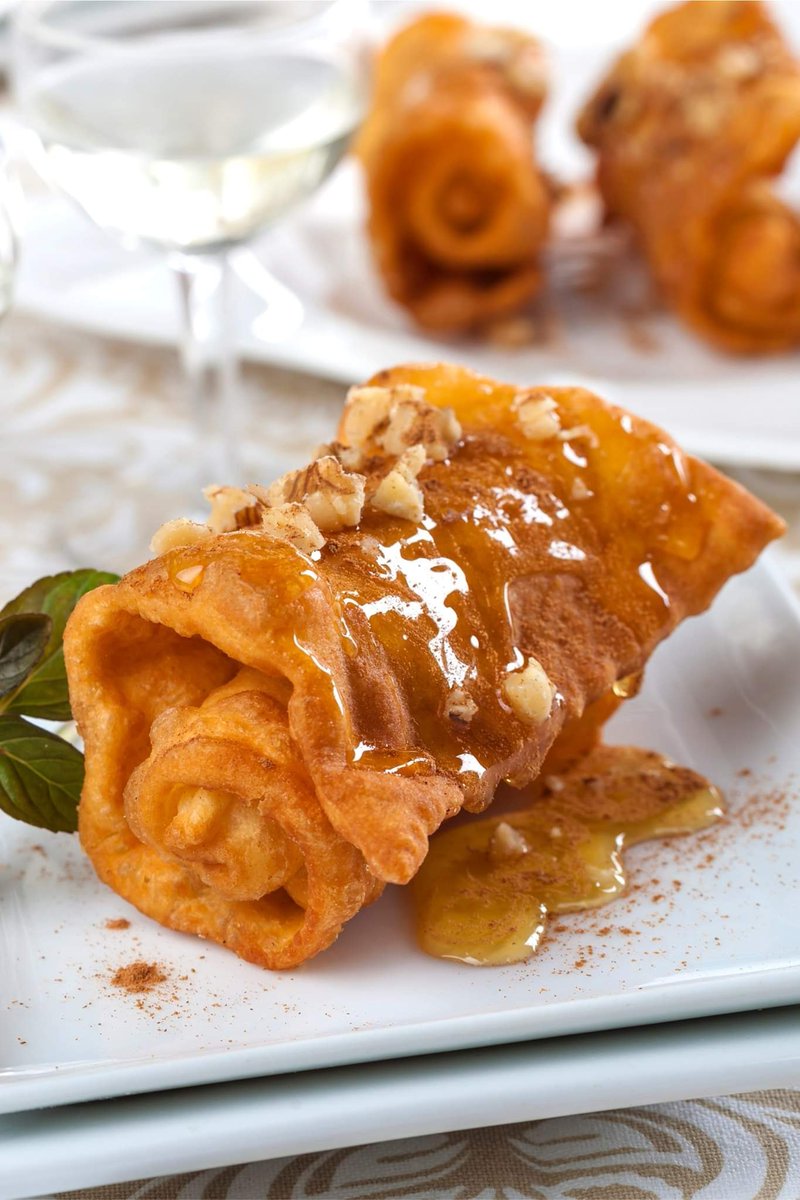 GreeceinAlbania's tweet photo. 🎅 Më poshtë gjeni recetat për t'i përgatitur vetë ëmbëlsirat e shijshme tradicionale:
📍 https://t.co/mHDdzgKzkB
📍 https://t.co/whi47mmM7a
📍 https://t.co/HyKfYI9SFI (2/2)
#Kourabiedes #Melomakarona #Diples #recipe #gastronomy #AllYouWantIsGreece #VisitGreece https://t.co/MtGKpNrfJX