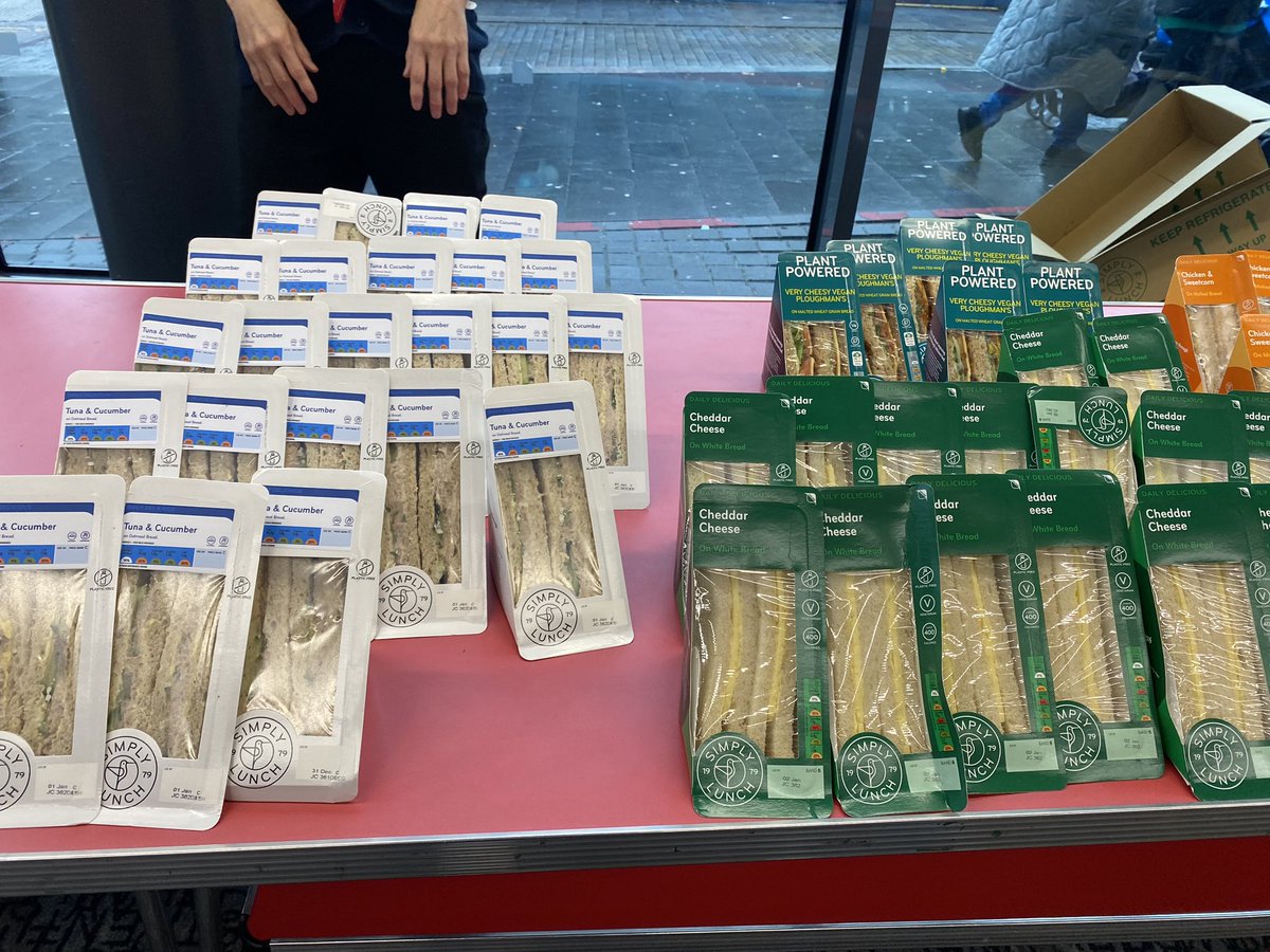 WoolwichLibrary's tweet photo. Free Festive Holiday Meals for children today provided by @GLL_UK, @Royal_Greenwich & @GCDAUK at #WoolwichLibrary! Great nutritious food provided for all π₯ͺ There will be more free meals in the next half term π #ReadAndFeed @Better_UK #HealthyEating @LDNLibraries @greenwichlibs https://t.co/QRYUn6TQIQ