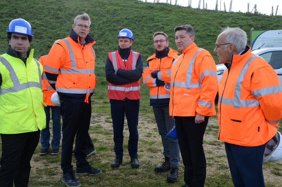 Prefet91's tweet photo. #Essonne |♻️Le préfet s'est rendu cette semaine à la Semardel. Cette entreprise a pour vocation de traiter et de valoriser les déchets des habitants et des entreprises

👉En 2022, ses activités ont permis de fournir 500 000 MWh d'énergies au territoire https://t.co/N71DQsuiyr