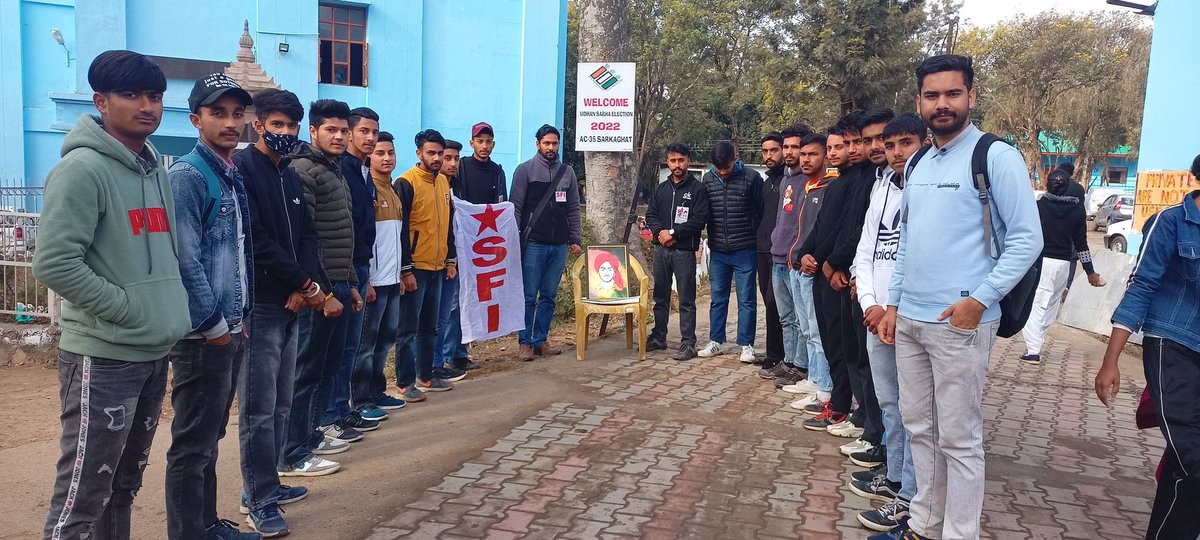 SfiSarkaghat's tweet photo. आज दिनांक 30दिसंबर 2022 को एसएफआई ईकाई सरकाघाट   द्वारा  sfi का 53वा स्थापना दिवस मनाया गया।
#sfi #sfi_sarkaghat  #sfisarkaghat #SFI #SFI_MANDI 
@sfi_mandi @pahari_boys @sfihpu @himachalsfi @SFI_CEC https://t.co/9LpCfwS0is