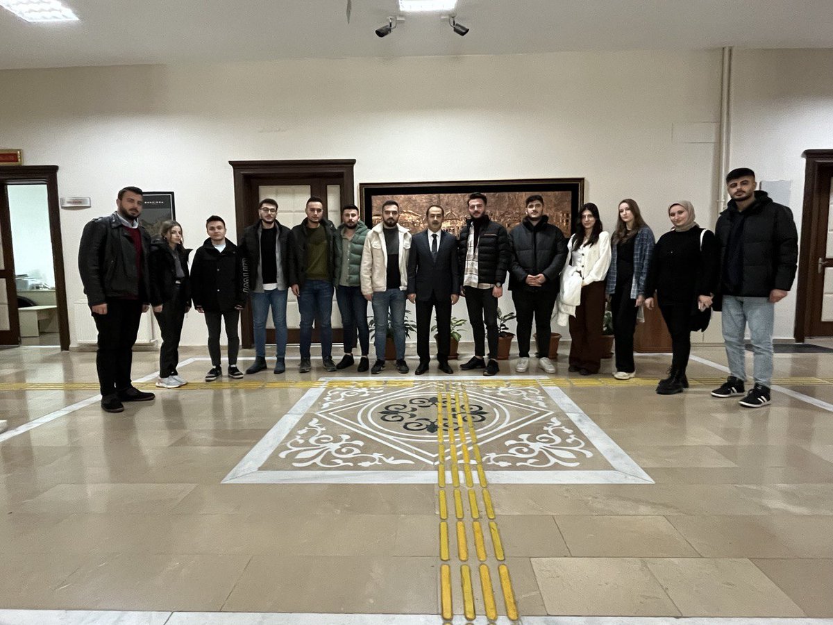 İl ÜniAK başkanımız <a href="/furkanenesdzg/">Furkan Enes</a> ve Bandırma ÜniAK ekibimiz ile  birlikte Bandırma Kaymakam'ı Engin Aksakal'ı makamında ziyarette bulunduk. 
Kendisine nazik kabullerinden ve hoş sohbetlerinden dolayı teşekkür ederiz.😊