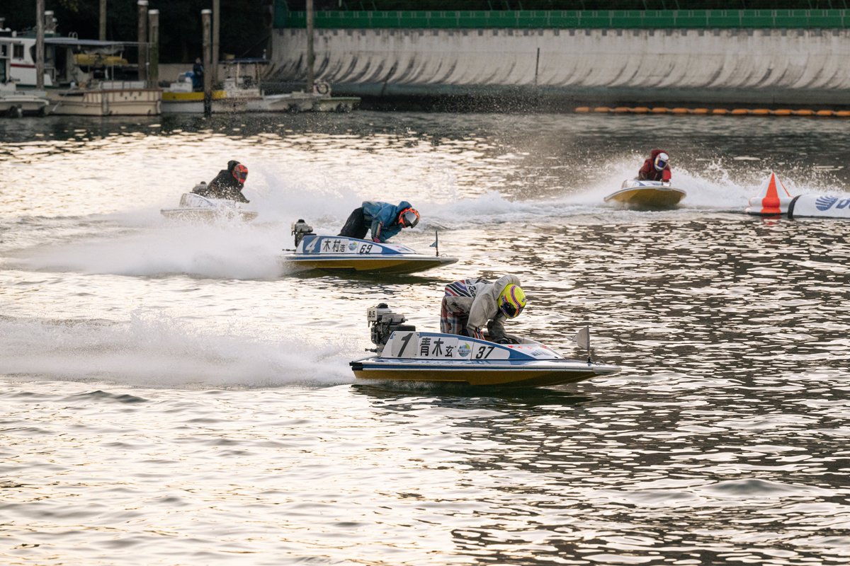 Boat race shots
--
初めてのボートレース撮影。動きものをバシッと撮るのは快感です。