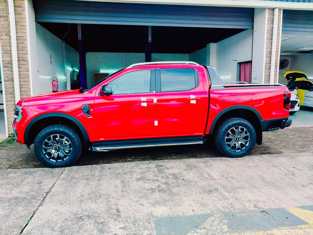 SiphosethuMlaba's tweet photo. This is a Wildtrak's spec , comes with a unique grille design and tough look mesh that's surrounded by the all new Ford's C-Clamp LED headlamps. The wider lower front creates a bold and distinctive signature look. https://t.co/4Ef9IPPXVl