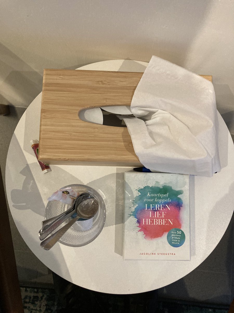 iJacoline's tweet image. En echt serieus op de laatste werkdag van het jaar:
1. Laatste tissue uit de box
2. Laatste vel van flip-over 

#synchroniciteit #eft #liefdeis