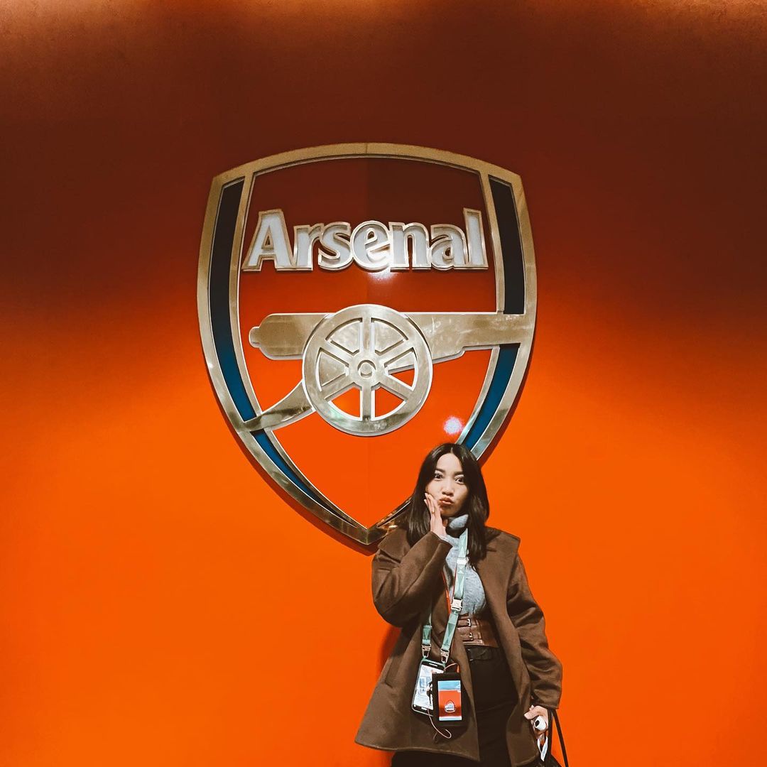 Gooners_Report's tweet photo. WHAT A PHOTO! 😍

Teh Hesti berkesempatan untuk Stadium &amp; Museum Tour di Emirates Stadium.

#Goonerettes https://t.co/aZd4yLZzVZ