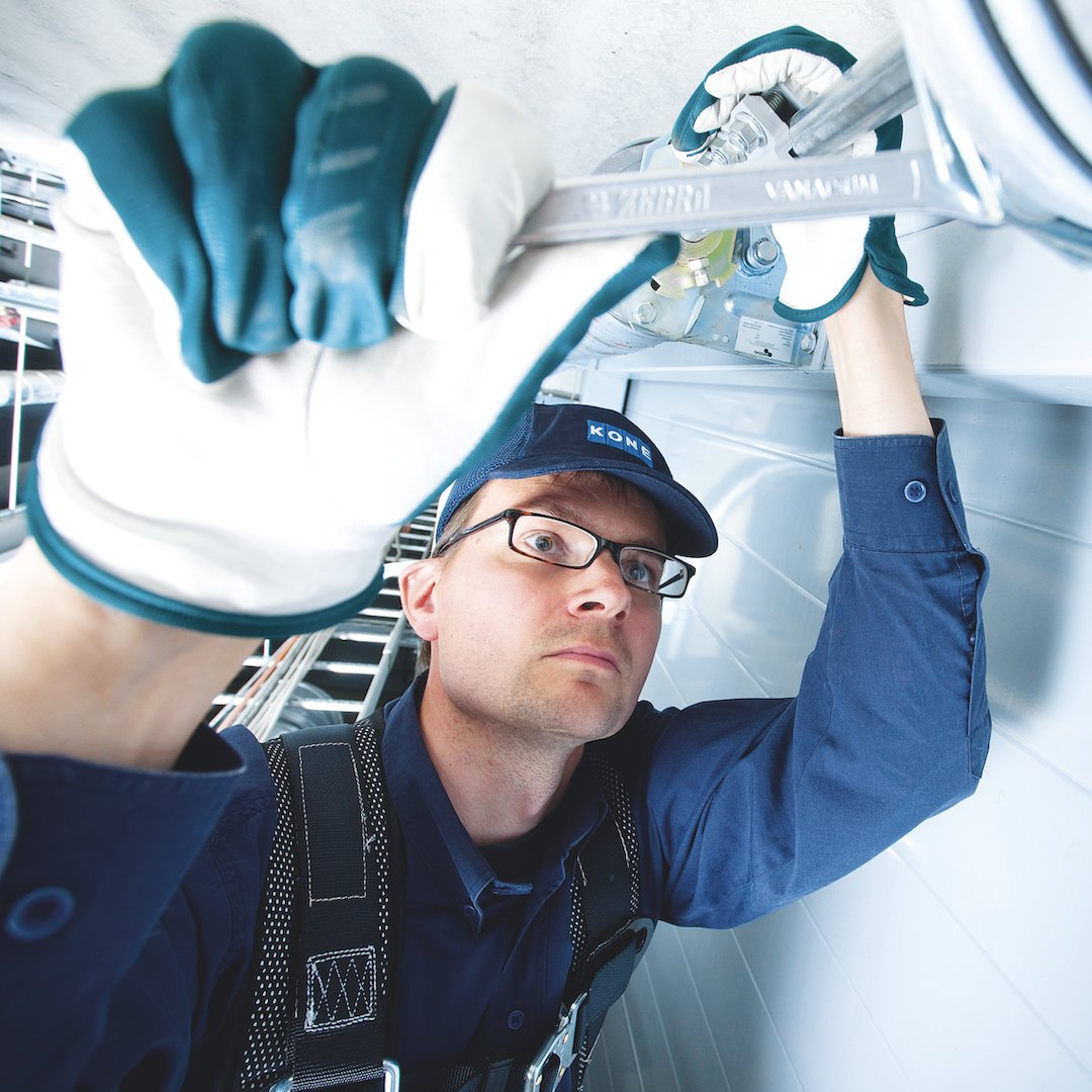 Vuonna 1999 oltiin jännän äärellä; vuosituhat oli vaihtumassa ja pelättiin, että keskiyöllä hissit ympäri maailman pysähtyisivät systeemien kaatuessa. 👀
Onneksi pelko oli turhaa ja hissit jatkoivat sulavaa menoaan myös 2000-luvulla.✨

#KONE toivottaa turvallista uutta vuotta!🥳