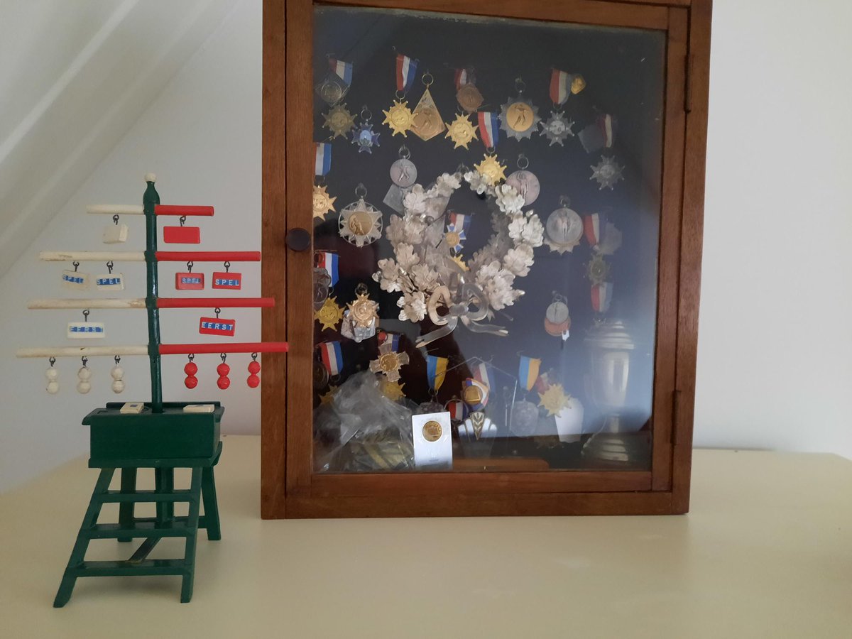 Kaatsers van de Lanen: Klaas Knol - lanenkaatsen.nl/?p=2229 - 
Klaas Knol is qua prestaties de absolute topper van de beginjaren ’50 waarin hij maar liefst 5 keer tot winst kwam en ook nog een 5 keer tot koning werd uitgeroepen. Klaas kwam de laatste jaren nog vaak de Lanen be...