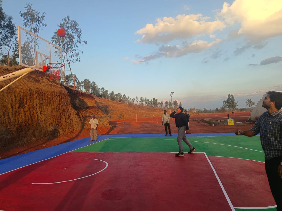 lkatheeq's tweet photo. Tried my hand Basketball 🏀 at a village stadium outside Hukkeri town built by us under #MGNREGS https://t.co/bgbKwLN0zY