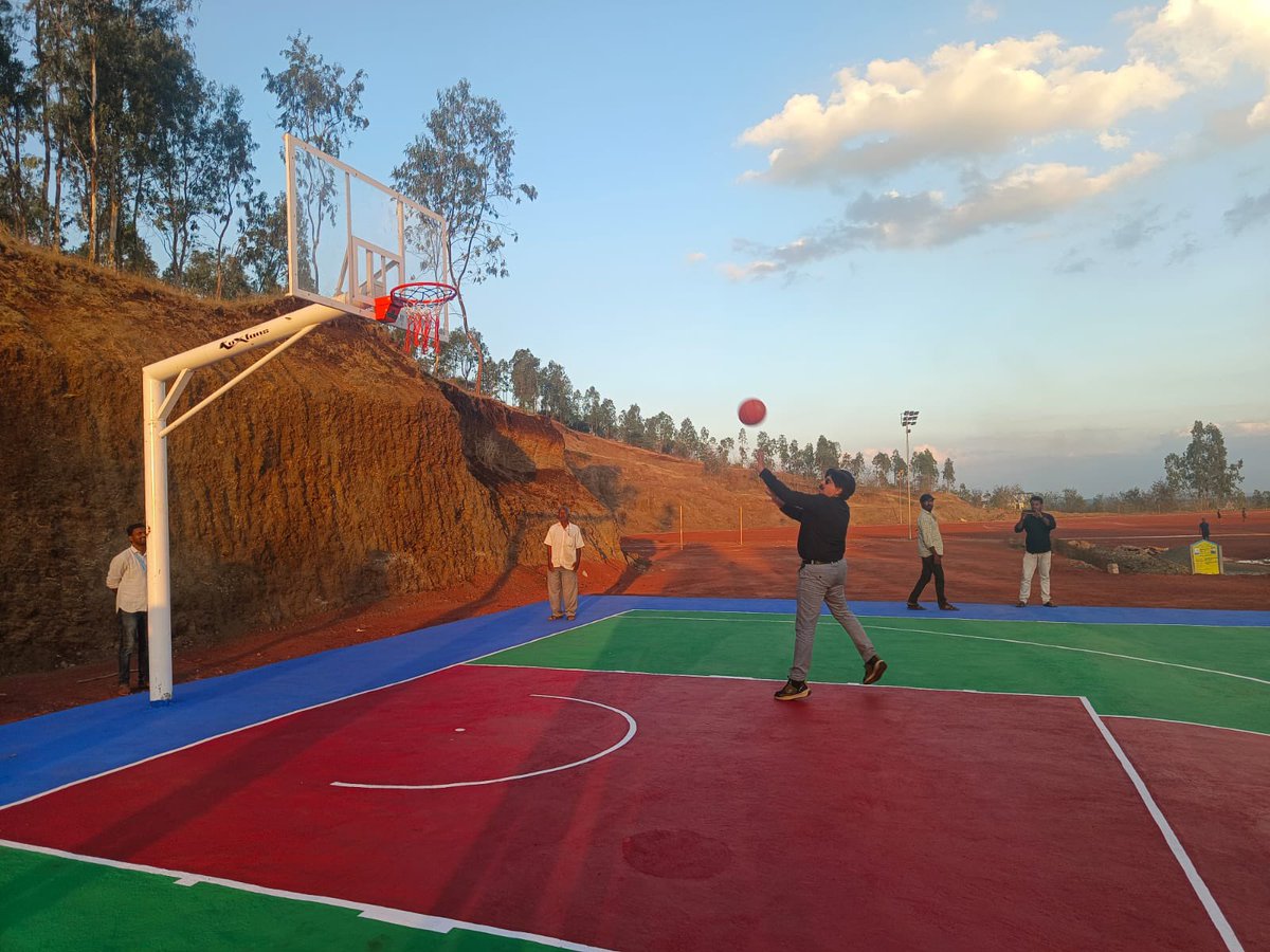 lkatheeq's tweet photo. Tried my hand Basketball 🏀 at a village stadium outside Hukkeri town built by us under #MGNREGS https://t.co/bgbKwLN0zY