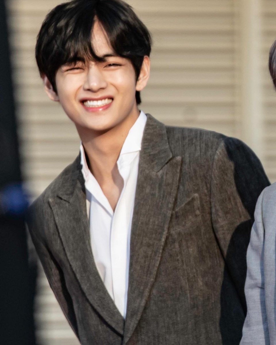 5anju93's tweet photo. Happiest birthday to my forever winter bear🐻 my comfort🥰🎂🥳May you stay happy, healthy and weird 😘💜💜💜💜💜💜💜 i love you more than love💖 #HappyBirthdayTaehyung #HappyTaehyungDay #HAPPYVDAY @BTS_twt https://t.co/TLb1AgD32q
