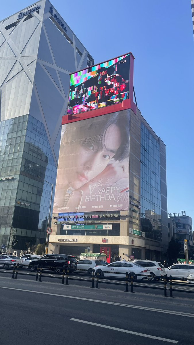 ForTaeHyung95's tweet photo. @KIMTAEHYUNGBAR_ HAPPY BIRTHDAY TAEHYUNG 
WE LOVE YOU TAEHYUNG

#HAPPYVDAY
#HappyBirthdayTaehyung
#TAEHYUNGDAY https://t.co/TOYMQft5Ir
