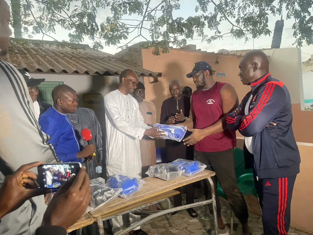 ThiernoNdiayeO's tweet photo. Fidèle à notre devise: 𝗔𝗡𝗗 𝗗𝗘𝗙𝗔𝗔𝗥 𝗦𝗨𝗡𝗨 𝗚𝗢𝗞𝗛 , nous avons jugé nécessaire de répondre aux sollicitations des sportifs de la commune engagés sur plusieurs disciplines. 

#thiernondiaye #dakar #anddefaarsuniuygokh #gueuletapeefasscolobane #ecuriefass https://t.co/LnmWbQ92l2
