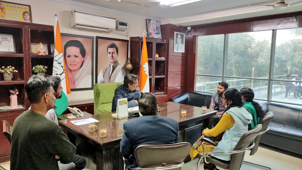 Ch_AnilKumarINC's tweet image. मोदी सरकार आखिर क्यों इन युवाओं का रोजगार छीनने में लगी हुई है।

जब देश में कोरोना का कहर था तब इन्हीं युवाओं ने अपनी जान पर खेल कर लोगों की सेवा की थी।

आज इन्हें नौकरी से निकाला जा रहा है क्यों?

@MoHFW_INDIA
@mansukhmandviya
2/2