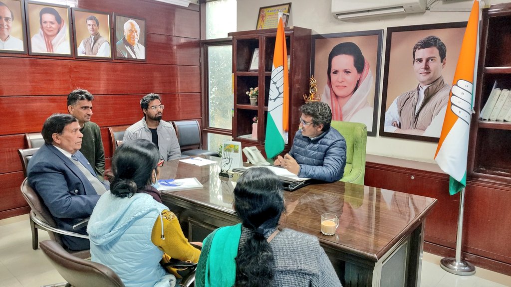 Ch_AnilKumarINC's tweet image. मोदी सरकार आखिर क्यों इन युवाओं का रोजगार छीनने में लगी हुई है।

जब देश में कोरोना का कहर था तब इन्हीं युवाओं ने अपनी जान पर खेल कर लोगों की सेवा की थी।

आज इन्हें नौकरी से निकाला जा रहा है क्यों?

@MoHFW_INDIA
@mansukhmandviya
2/2