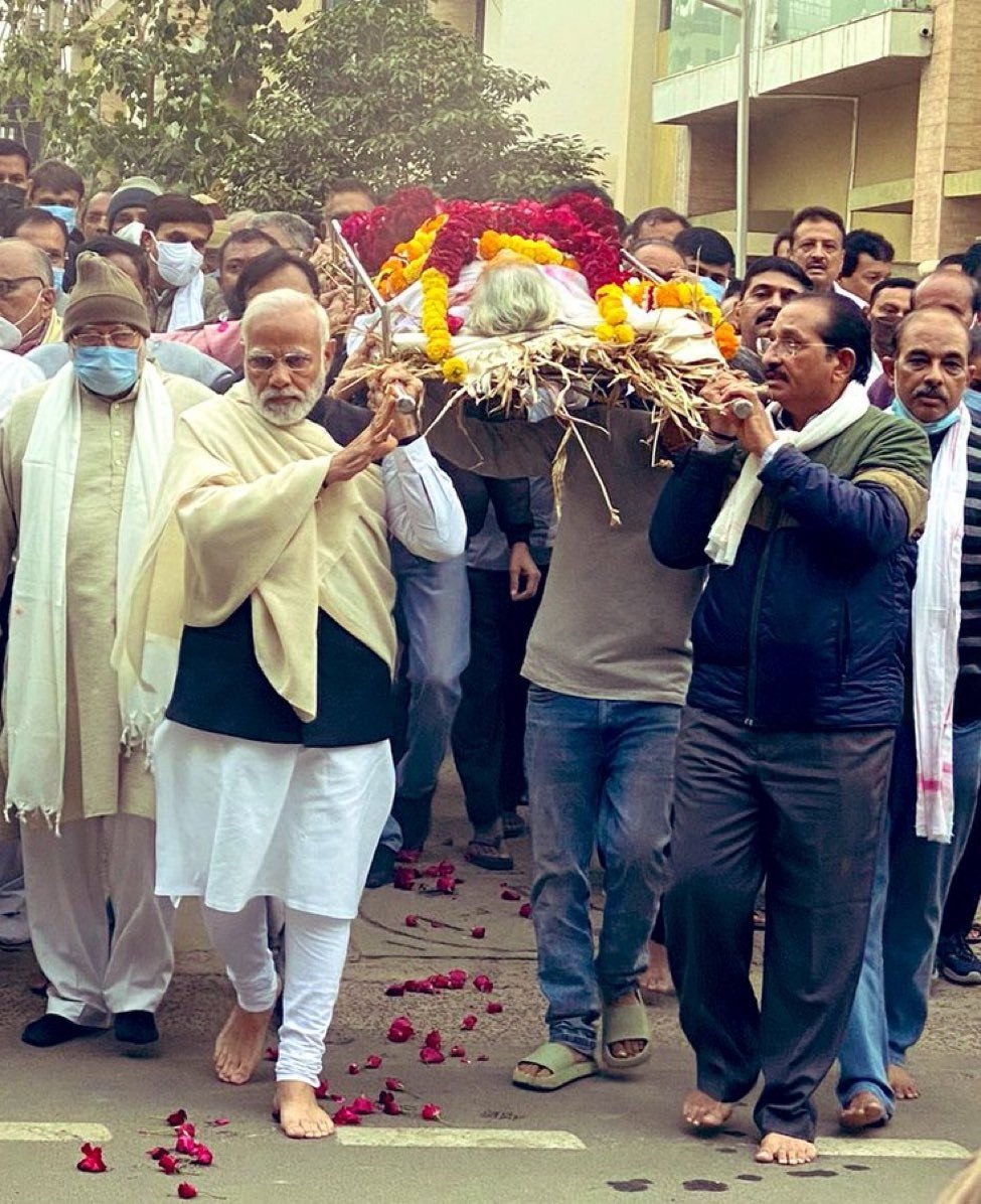 Bantikumar44's tweet photo. *मां की चिता की अग्नि को धधकती छोड़ अपने आप को सम्भालते हुए,*
 *आज वो बिल्कुल अकेला  कर्तव्य पथ पर आगे बढ़ चला ।*
*त्यागी हो तुम तपस्वी या कोई परिंदे हो तुम ।*
*मां हीरा बैन को सत सत नमन...*
*🙏भाव पूर्ण श्रद्धांजलि ।*🙏 #Modiji https://t.co/evKDW0j79K