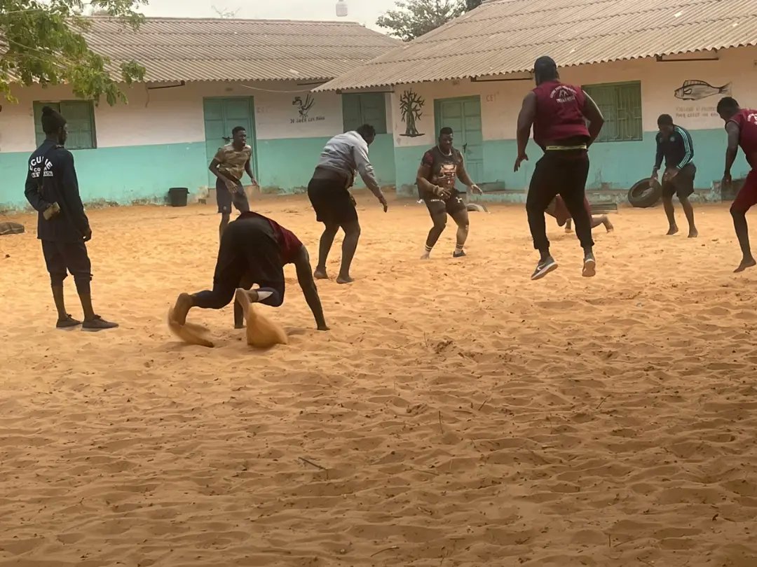 ThiernoNdiayeO's tweet photo. Fidèle à notre devise: 𝗔𝗡𝗗 𝗗𝗘𝗙𝗔𝗔𝗥 𝗦𝗨𝗡𝗨 𝗚𝗢𝗞𝗛 , nous avons jugé nécessaire de répondre aux sollicitations des sportifs de la commune engagés sur plusieurs disciplines. 

#thiernondiaye #dakar #anddefaarsuniuygokh #gueuletapeefasscolobane #ecuriefass https://t.co/LnmWbQ92l2