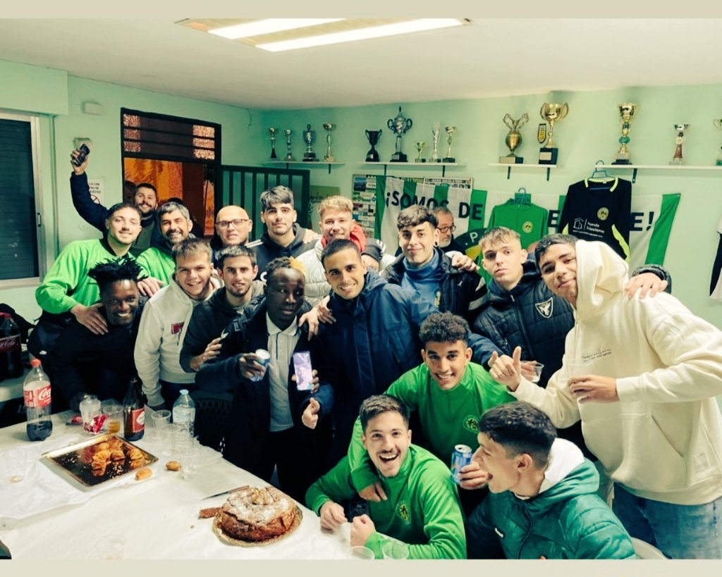 MURADPALMERAL's tweet photo. Pesea a un derrota contra un gran equipo como es el #ElPalmarCF fue una gran jornada. Nos sirvió de entrenamiento para preparanos mejor y sobre todo para festejar el cumpleaños de nuestro jugador @JaimeMF27 Felicidades y gracias equipo. 

Seguimos entrenando #ADPalmeral 💚🖤⚽ https://t.co/Z8Pm0JdJHX