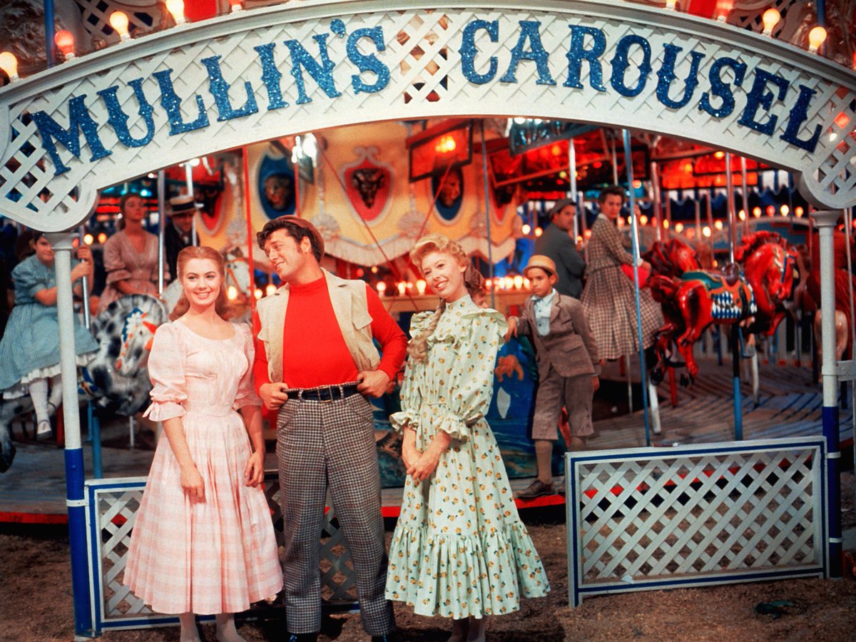 CarouselMusical's tweet photo. For our UK fans: Ring in the New Year with Rodgers & Hammerstein's CAROUSEL — airing on @BBCTwo on Tuesday, January 3 at 14:15! @RnH_Org #CarouselMusical https://t.co/VChjZSuZCd