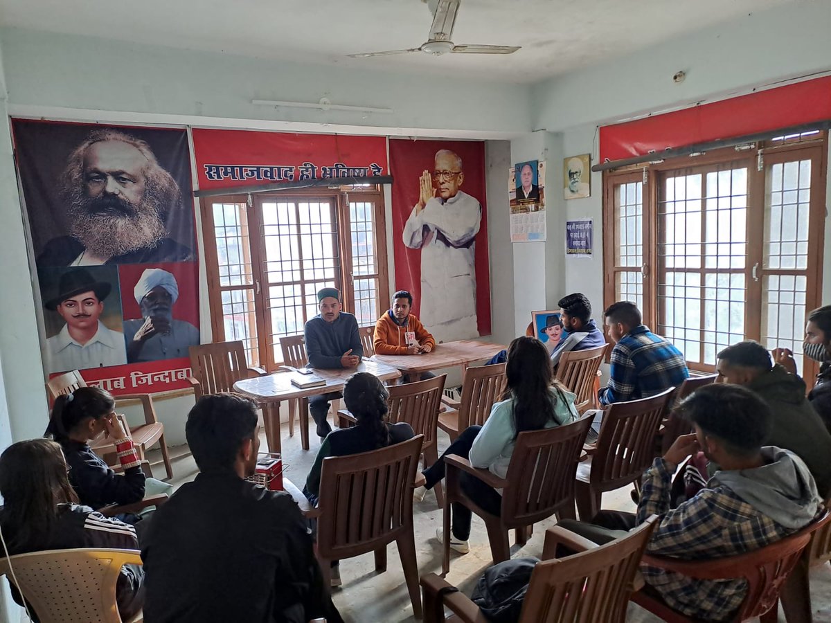 sfi_mandi's tweet photo. SFI जिला मंडी की विभन्न इकाइयों द्वारा SFI की स्थापना के 53 वर्ष पूरे होने पर अलग अलग गतिविधियों का आयोजन किया गया, और साथ ही साथ भगत सिंह के विचारों को आगे बढ़ाने का संकल्प भी लिया@sfi_mandi @sfihpu  @himachalsfi @RitvikThakur18 @anilthakur74 @SfiSarkaghat https://t.co/QCcqFkE8qr