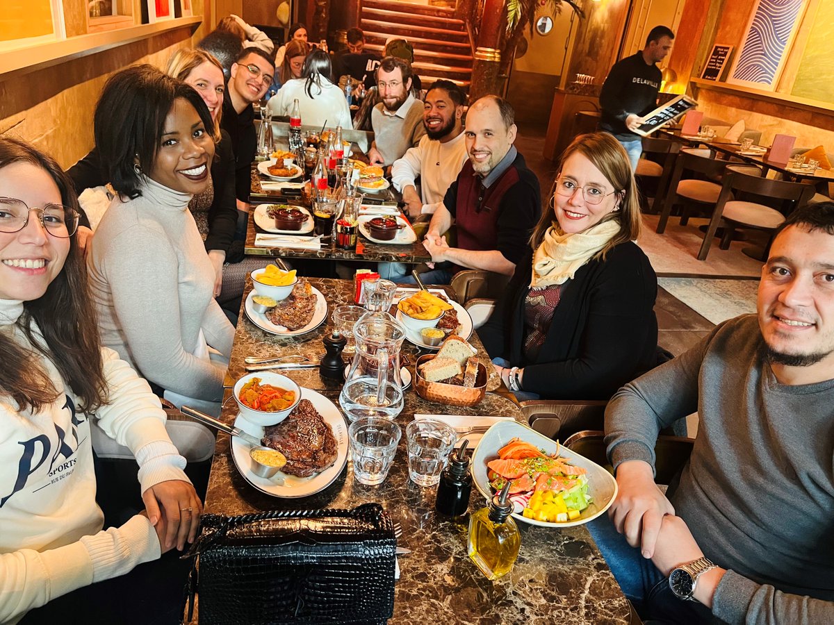 Arcatem's tweet photo. 🍽 Et avant ces fêtes de fin d’année, rien de mieux qu'un déjeuner pour réunir Florian qui a soufflé sa 10e bougie au sein d’@Arcatem @groupeArtemys ainsi que Saadi, Amine et Nahary, nos derniers consultants fraîchement arrivés dans la Team 🚀 https://t.co/UQtWNLUWWk https://t.co/S1fXLiZJsv