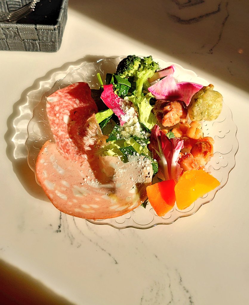 cloche_bois2's tweet photo. 元仕事仲間と忘年会
ピザもあったけど撮る前に食べちゃったw
平塚まで行ったけど常に反対車線渋滞してた
夕日は国1から見た駿河湾
#JAMMO　#ヤンモ https://t.co/me2g9W3wrR