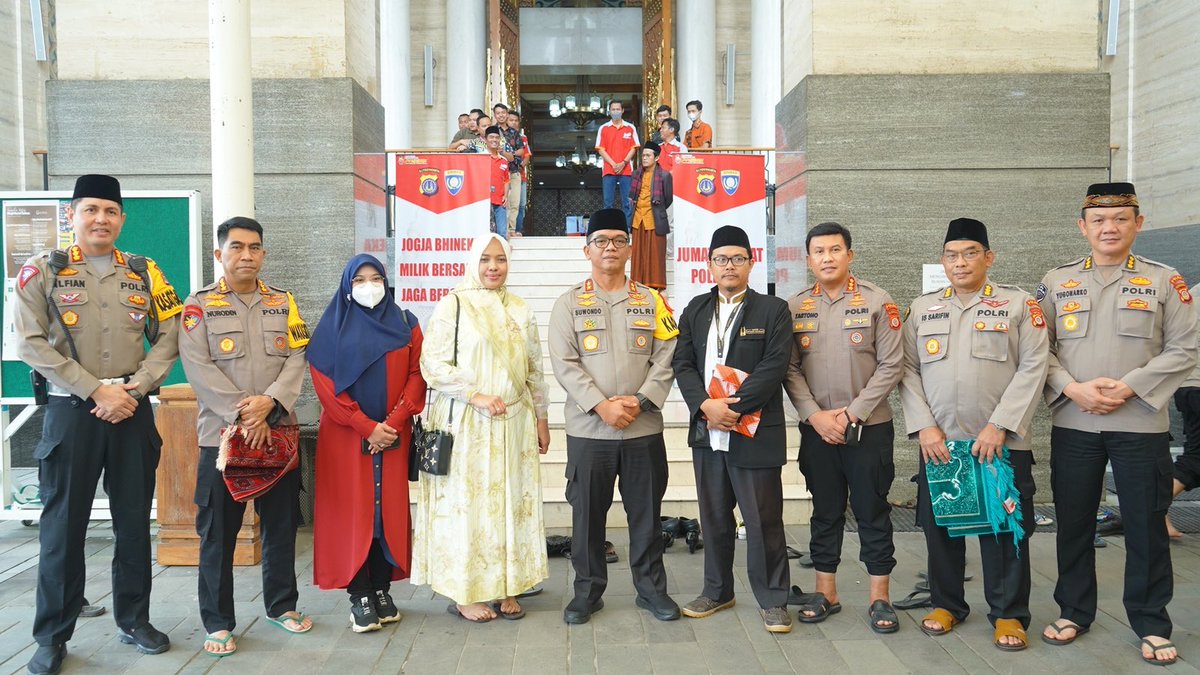 kapoldaDIY's tweet photo. Mendengar dan memohon doa pada kegiatan silaturahmi di Masjid Suciati Saliman Sleman, dalam kegiatan Jumat Curhat Polda DIY.

Polri dan Masyarakat bersama menjaga keamanan

#PolriPresisi
#TransformasiPolri https://t.co/Mn72s1HOaE