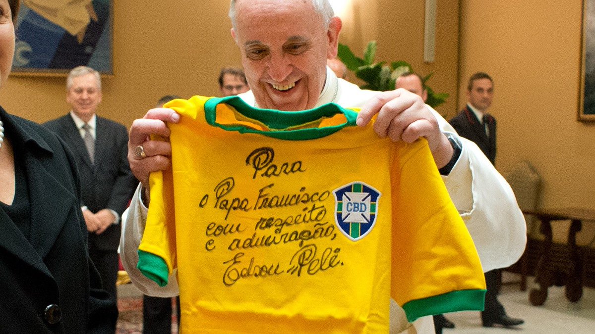 vaticannews_it's tweet photo. "Dio mi ha dato il dono di saper giocare a calcio, perché è davvero un dono di Dio. Mio padre mi ha insegnato che oltre a giocare bene, dovevo anche essere un uomo". #Pele 
(#osservatoreromano, 9 luglio 2009) https://t.co/OgXr4VFk77