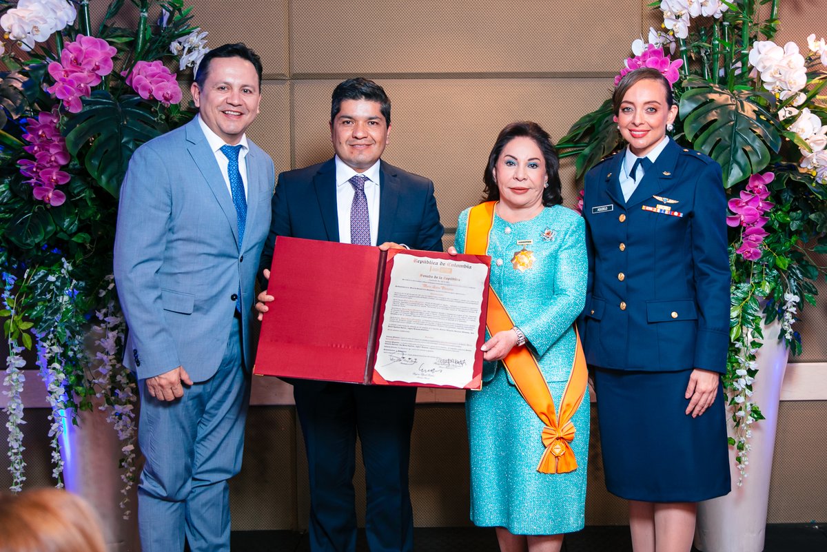FIMLM's tweet photo. En honor a su excelsa y altruista labor en beneficio de la sociedad, la Dra. @MLPiraquive recibió el más alto grado de reconocimiento otorgado por el poder legislativo de Colombia, la Orden del Congreso de Colombia en el grado de gran extraordinaria cruz con placa de oro 🎖️. https://t.co/IcpnKPPyr9