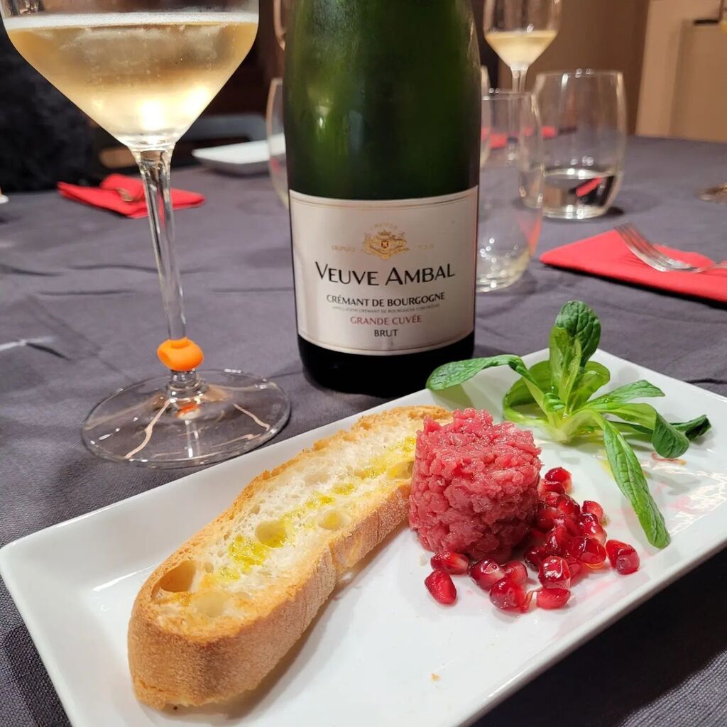 Ottima cena a casa di amici, complimenti allo chef e al sous chef. Per fortuna che dovevamo mangiare solamente una pasta al ragù...

#cena #cenaconamici #cenaacasa #cenacasalinga #dinner #dinnerathome #dinnerwihtfriends #vino #wine #winelover instagr.am/p/CmyZ43gtvCU/