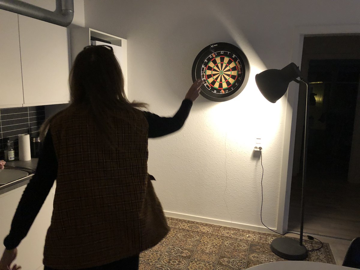 Sidder klar ved mikrofonen kl 20, når de sidste kvartfinalister skal findes 🎯🎯🎯  Min kæreste viser mig lige, hvor “let” dart egentlig er 🤷‍♂️😊
