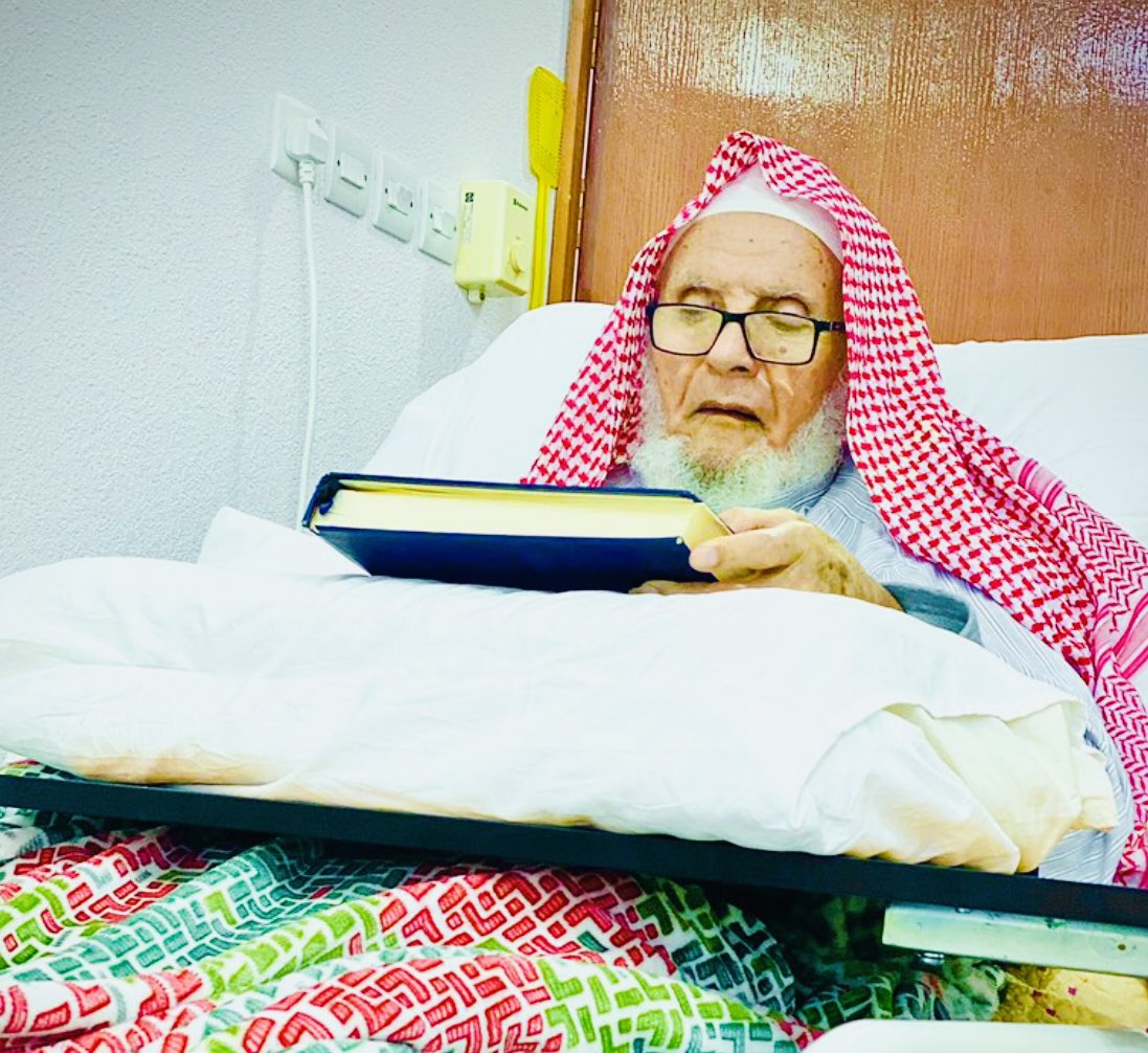 abdullahbnayed's tweet photo. وترجل الفارس عن جواده
خدم قبيلته(شعف بلقرن)لاكثر من ستين عام لم يكل ولم يمل 
لم يتراخاولم يلين عرفته عن قرب في مواقف كثيره له من الدعاء اسال الله ان يشمله برحمته وان يجعل قبره روضة من رياض الجنه🙏🙏 https://t.co/ucefqQGmVu