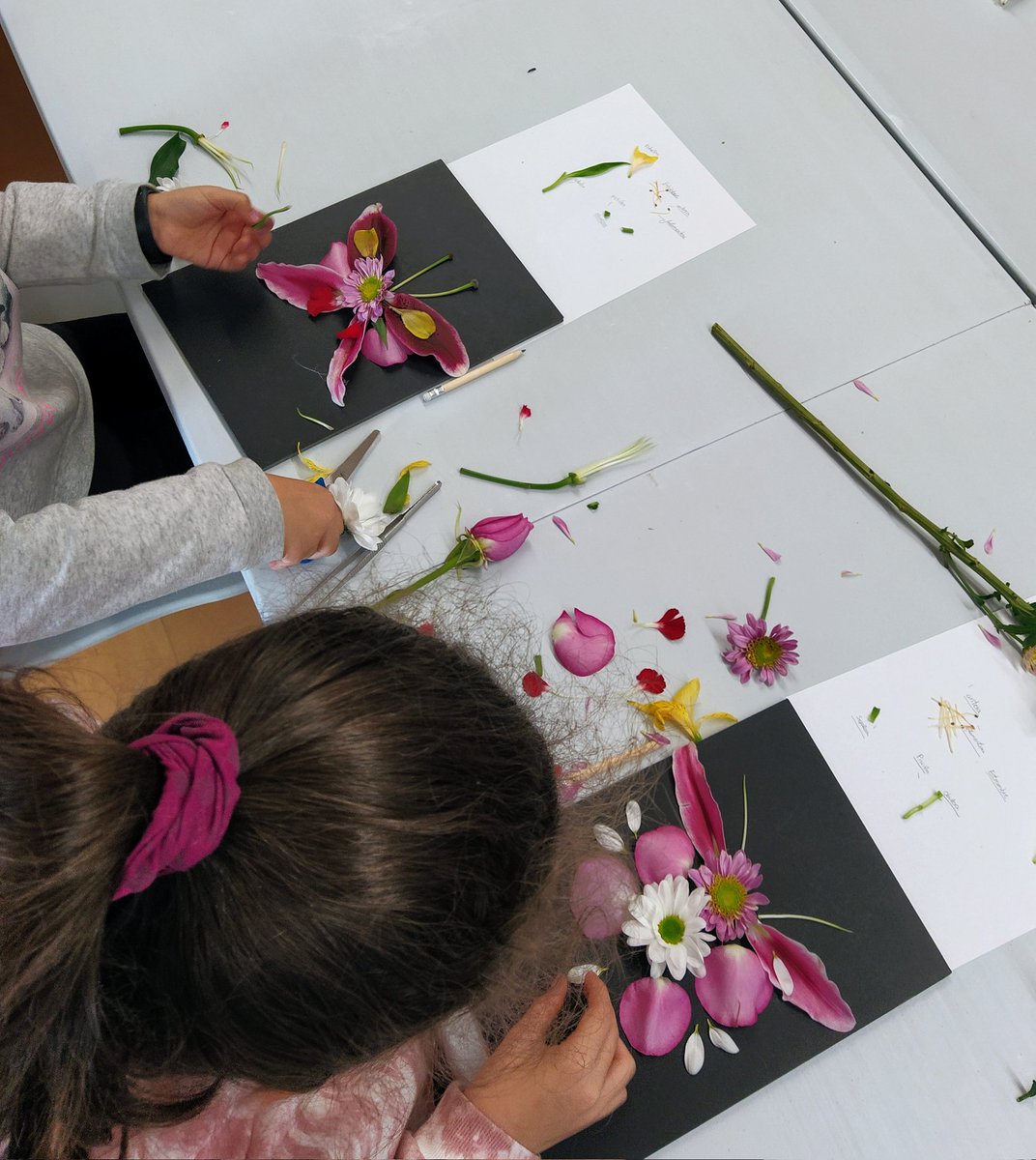 biook_org's tweet photo. Disfrutando del taller "LOREAK SORTZEN" con chicas y chicos de Barakaldo en el Centro Cultural Clara Campoamor. https://t.co/qqRWoKxc3Y