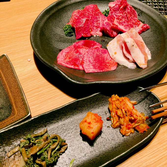 スラダンが良すぎて忘れてたけど友人らと年末の締めに美味しい肉食べて最高になりました 良い一年だった 