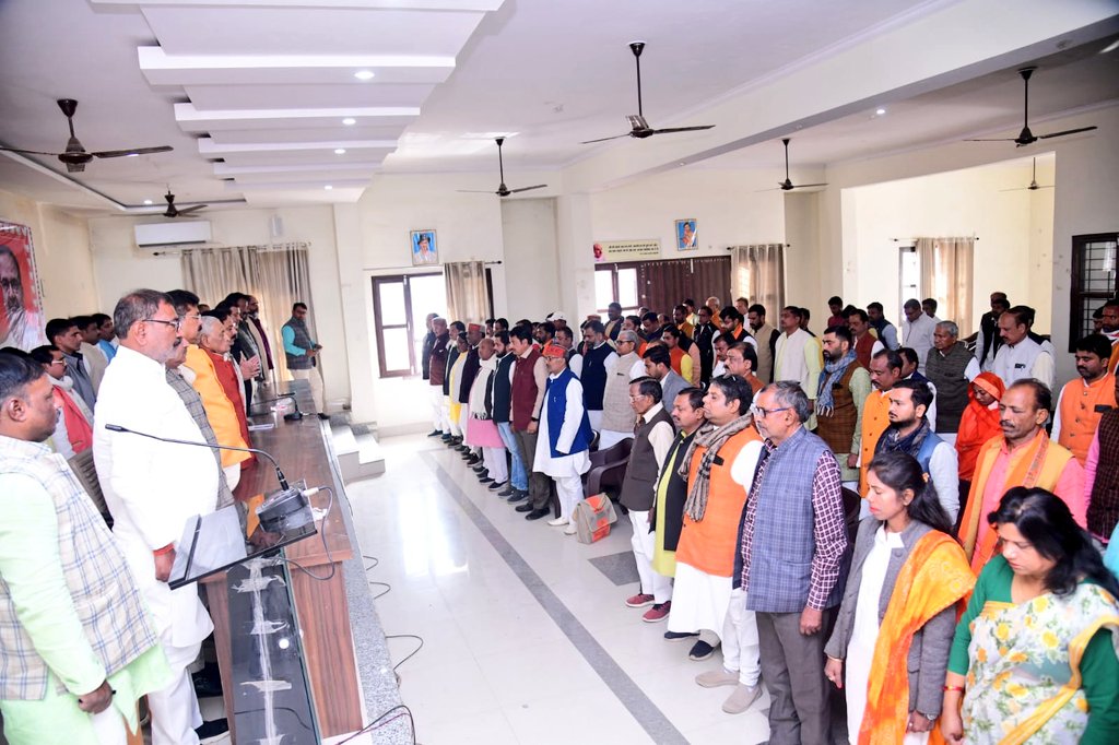 Bhupendraupbjp's tweet photo. आज जनपद सोनभद्र में जिला कार्यालय पर देश के यशस्वी प्रधानमंत्री आदरणीय श्री नरेंद्र मोदी जी की पूज्य माता जी के निधन पर पार्टी कार्यकताओं के साथ मौन धारण कर श्रद्धांजलि अर्पित की। https://t.co/PIVe7D1P08