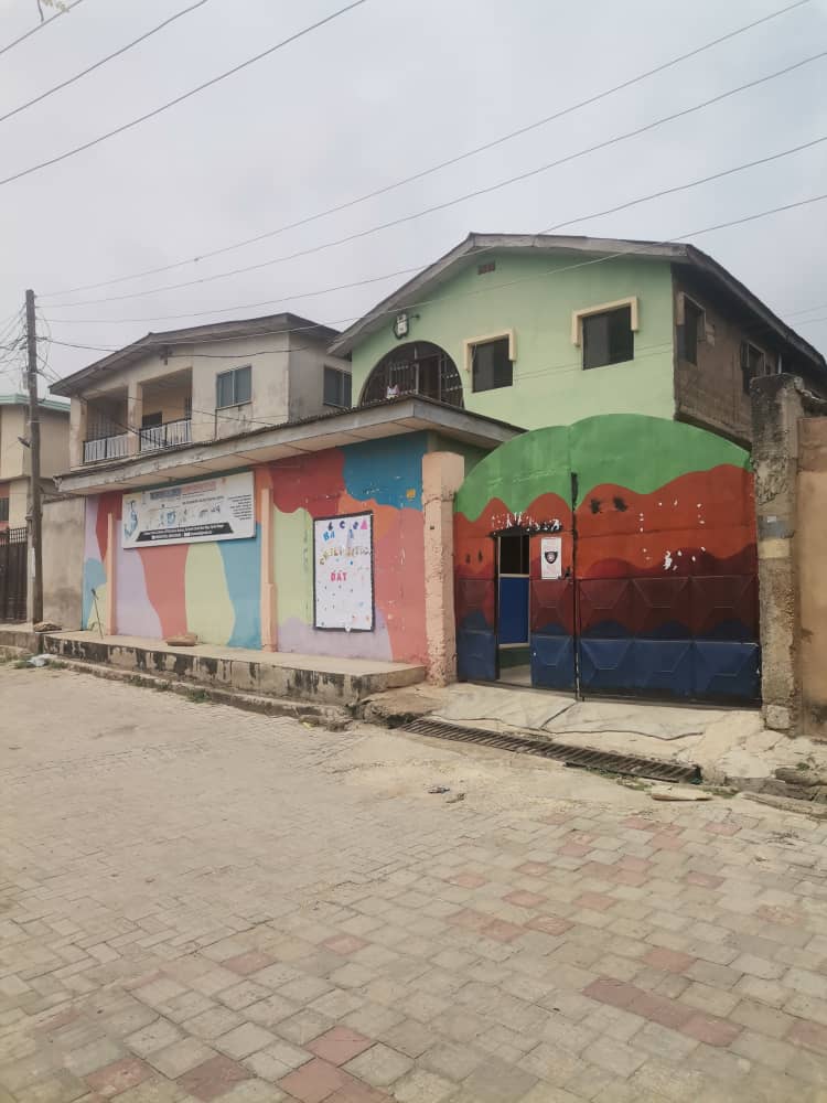 *ANOTHER AWOOF DON LAND FOR GROUND O,OWNER OF THIS BLOCK OF 5 NUMBERS FLATS NEEDED MONEY URGENTLY AND HAS INSTRUCTED US TO SELL THIS FINE HOUSE SITTING ON A FULL PLOT OF LAND 558 SQUARE METRES LAND OFF Bemil RD Ojod Berger FOR #50m MILLION NAIRA,THE REAL PRICE OF THE HOUSE IS 65