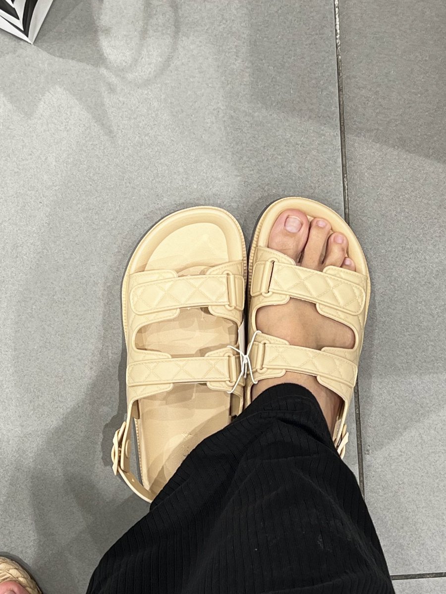 secretlyfura's tweet photo. Selipar ala-ala Cotton On yang viral tapi versi Padini RM29 je 🏃🏻‍♀️ Run to your nearest Padiniiii https://t.co/Qe9jAVkjMx