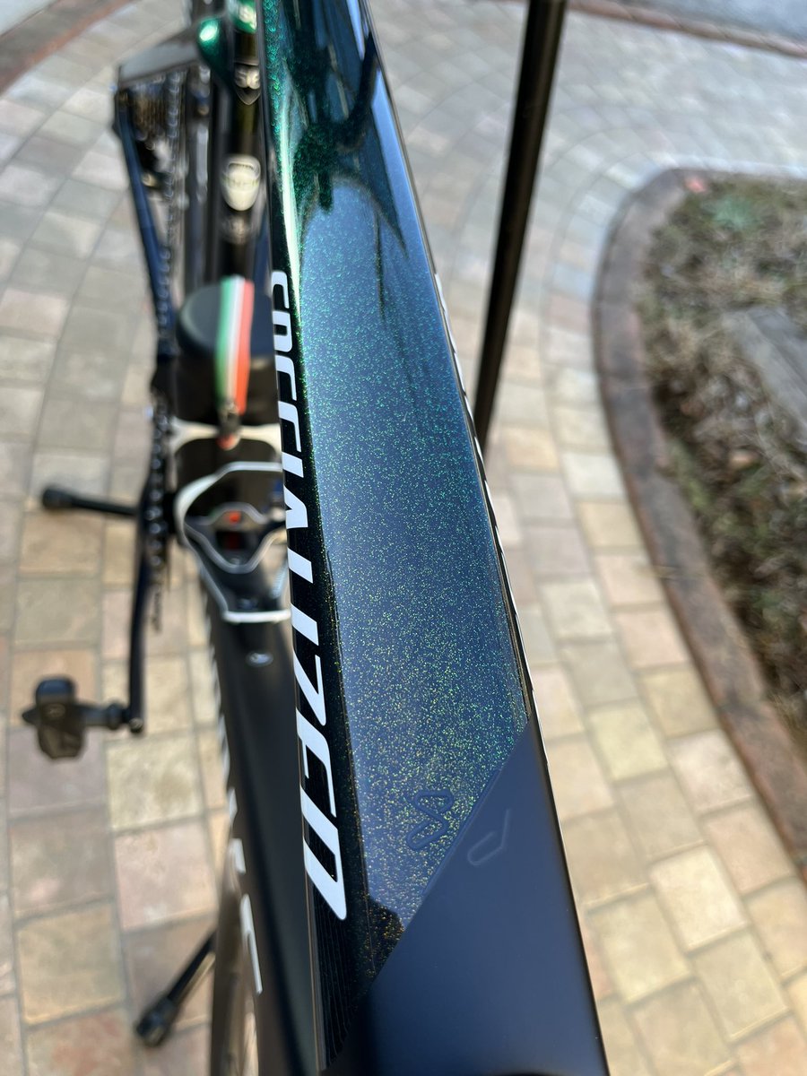 5SgPvsvFVxG7Rkk's tweet photo. 全体に黒く見えるフレームですが
良く見ると緑のラメが、お気に入りのロードですが、今年何回乗ったのか🤔
#ロードバイク
#スペシャライズド
#SPECIALIZED
#VENGE
#ヴェンジ
#SaganCollection
#サガンコレクション https://t.co/ELtfzBenCN
