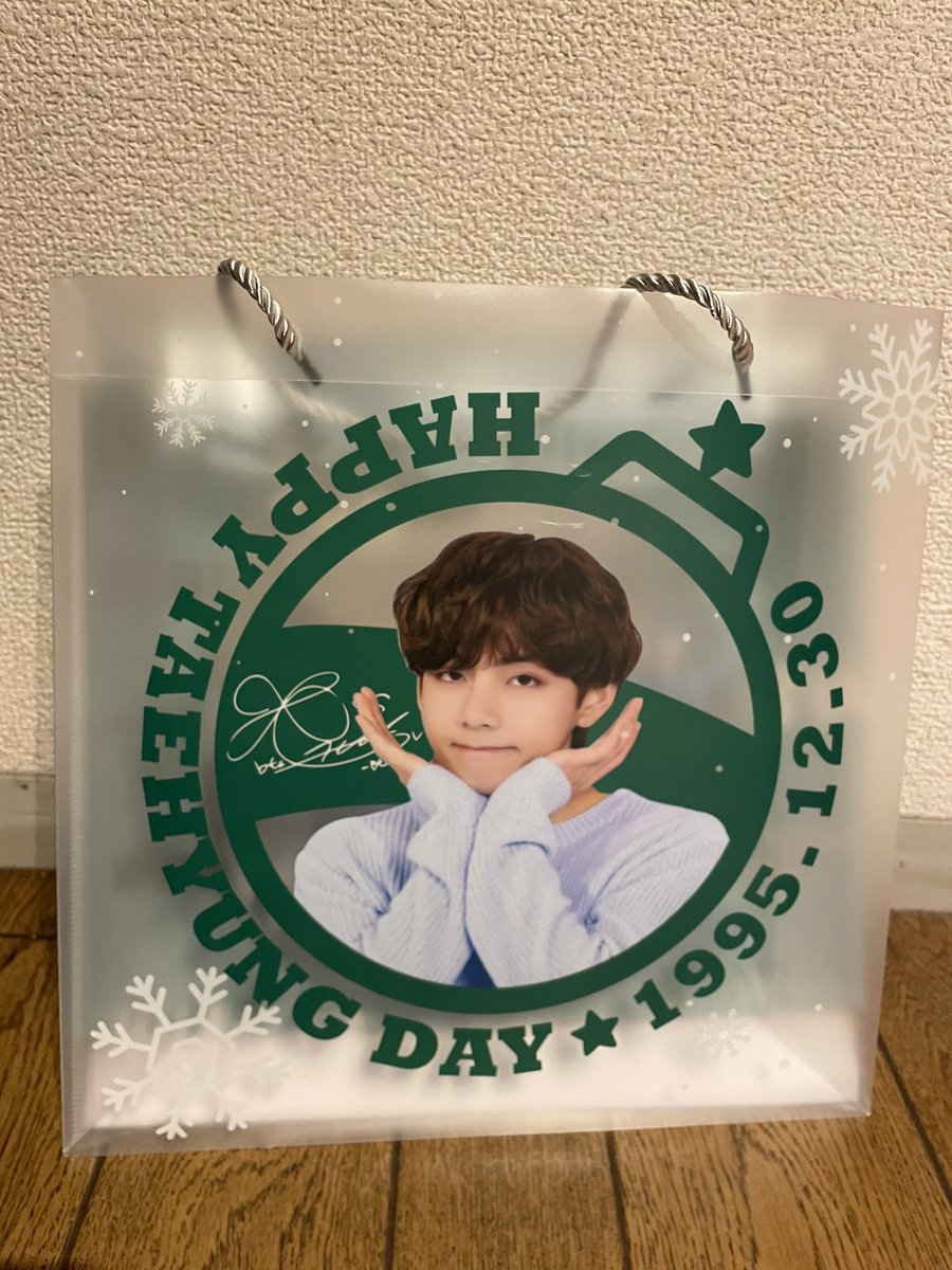 miiyu_0107's tweet photo. 今日はHappy V Day💜
昨日新大久保で買い物した特典の
非売品ショッパー（裏表）
これとフォーチュンのジミンフィギュア
誰か交換してくれないかなぁ🥹

#bts #フォーチュンボックス
#FortuneBoxBTSEdition 
#Fortunebox交換 #タイニータン
#BTS交換 #テテペン #新大久保 https://t.co/bgT63rjhdr