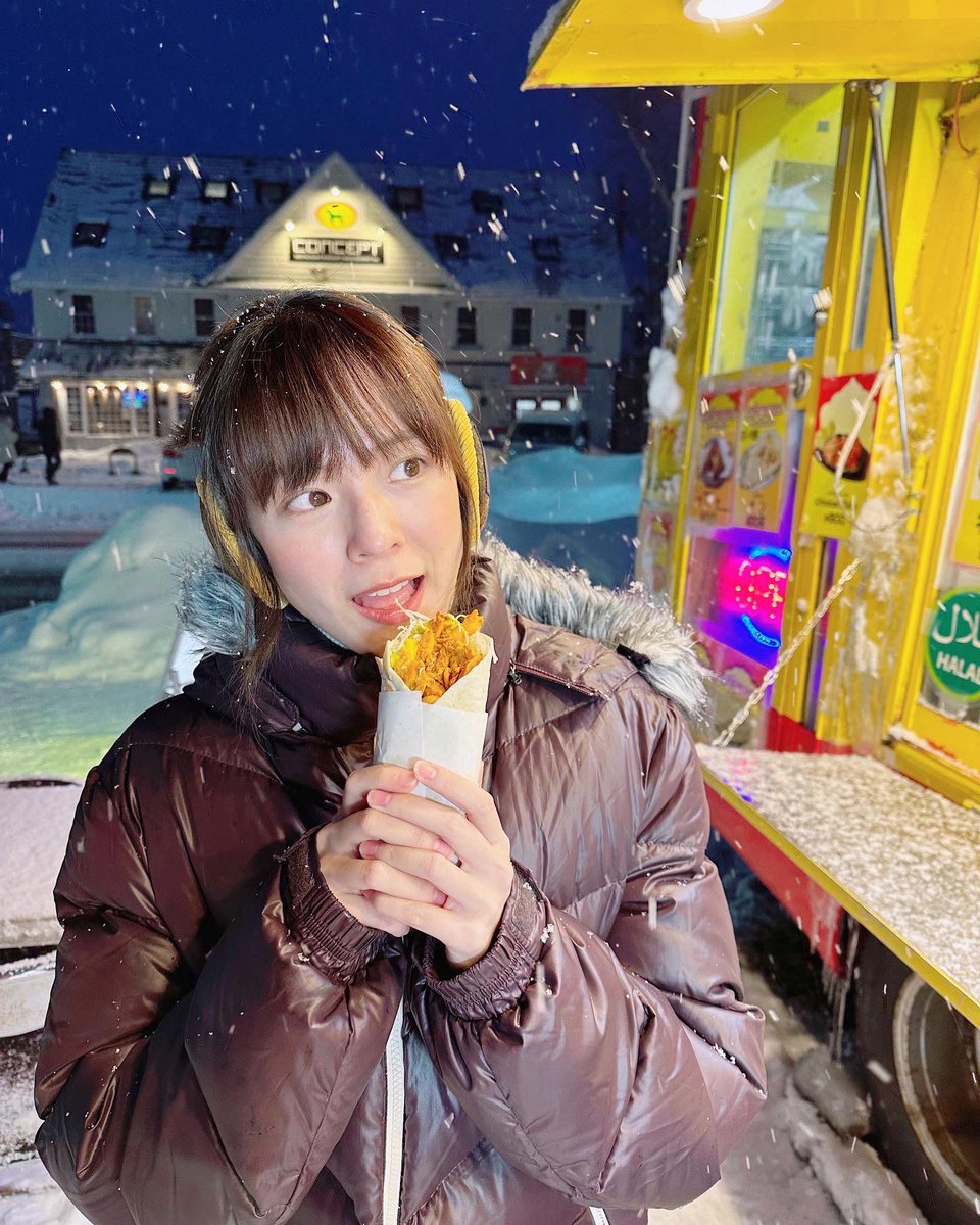 PattieUng's tweet photo. ขับผ่านร้านนี้ทีไร พี่แดนจะพูดว่ามานั่งกินกัน แต่กลัวหนูจะไม่เอาด้วย เพราะอาหารแปลกๆกับอากาศที่หนาวสุดๆ  สุดท้ายเราก็มานั่งกินท่ามกลางหิมะด้วยกัน เป็นบรรยากาศที่ดีมากๆ หน้าพี่แดนดูแฮปปี้มาก อะไรที่พี่แดนมีความสุขหนูก็มีความสุขนะคะ https://t.co/qkmfhRjie4 https://t.co/FgJFnoFL8N