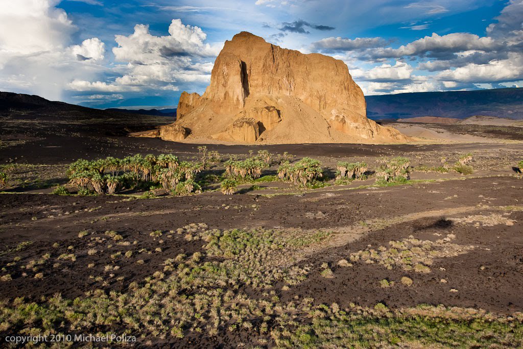 KResearcher's tweet image. Suguta Valley is quite a mix of geographical features. This place even has hot springs.  Great photos by @TropicAirKenya