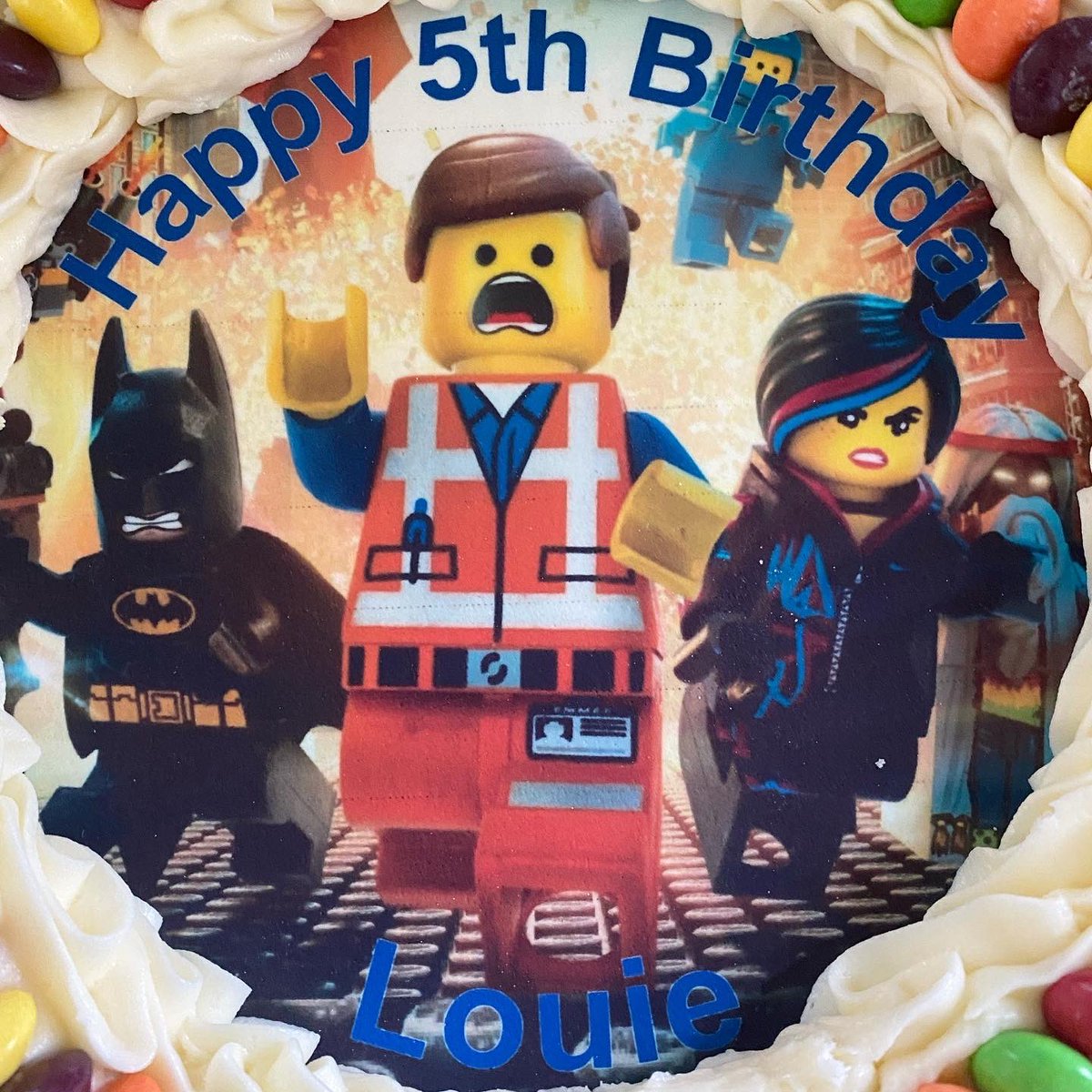 saddleworthbake's tweet photo. Lego edible image birthday cake for Louie! Vanilla sponge & buttercream, strawberry jam, Kitkats around the sides & Skittles on the top😋 #lego #legocake #birthdaycake #kitkatcake #happybirthday #saddleworth #oldham #baking https://t.co/4sG7RSxh2i