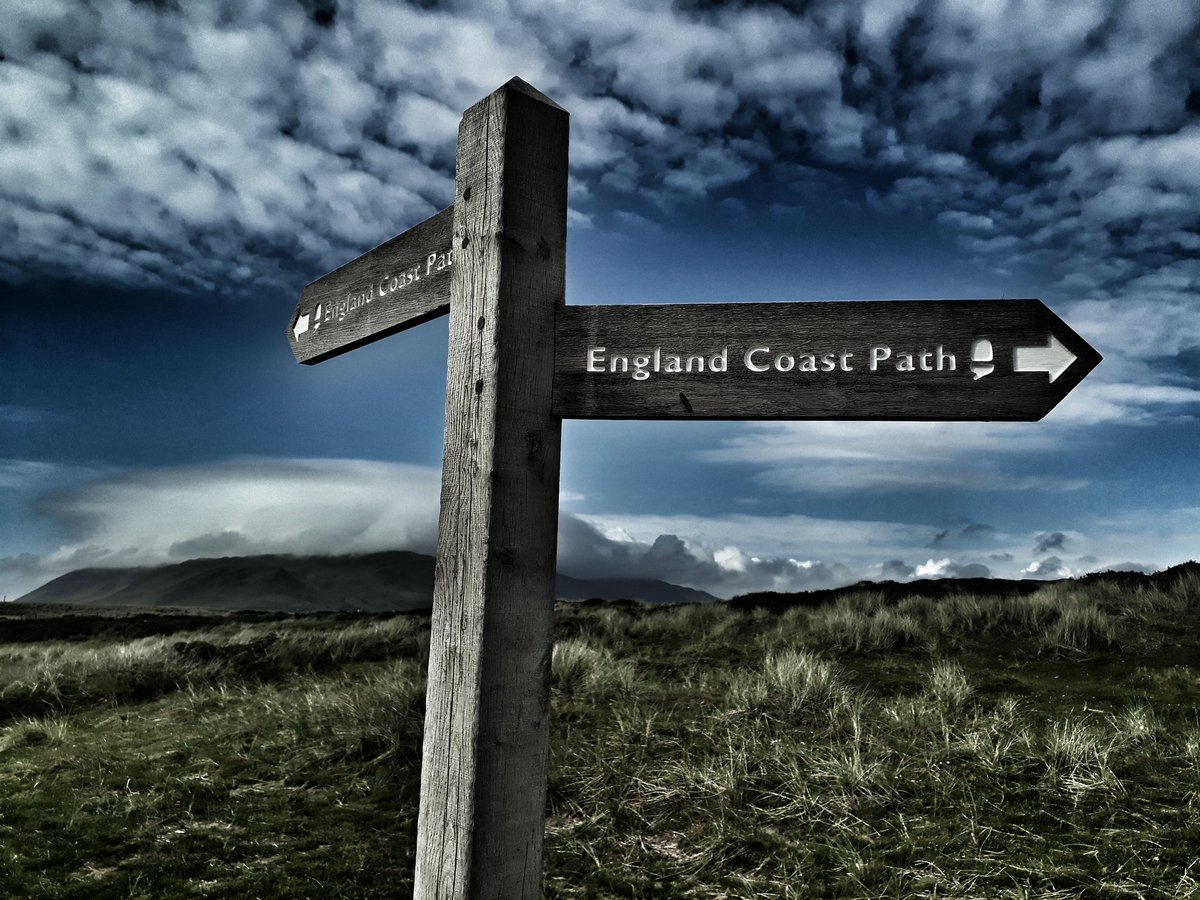 📸 #FingerpostFriday... A mist covered #BlackCombe, from the #EnglandCoastPath national trail, in #WestCumbria. 

Thanks to <a href="/HayleyhHoward/">Hayley Twigs in Hair Figgis</a> for your hard work on the superb idea of <a href="/FingerpostFri/">Fingerpost Friday</a>. 
👍😁