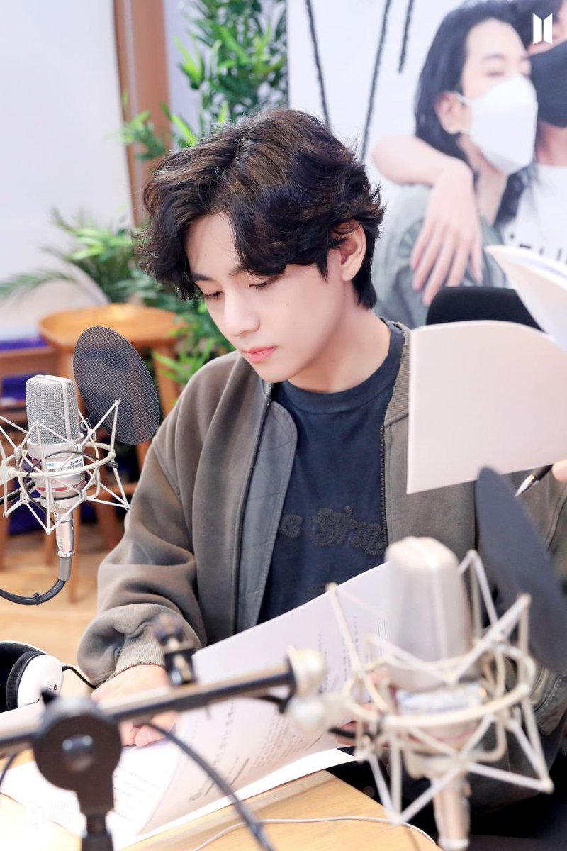 🥳С днём рождения наш джазовый мальчик💜 Твой голос узнаю из тысячи. Смотреть на то, как ты улыбаешься прикрывая глаза пушистыми ресницами и видеть как сияешь, это лучшее. Будь безгранично счастлив, свободен в выборе и творчестве. #VeautifulDays #HappyBirthdayTaehyung #TAEHYUNG