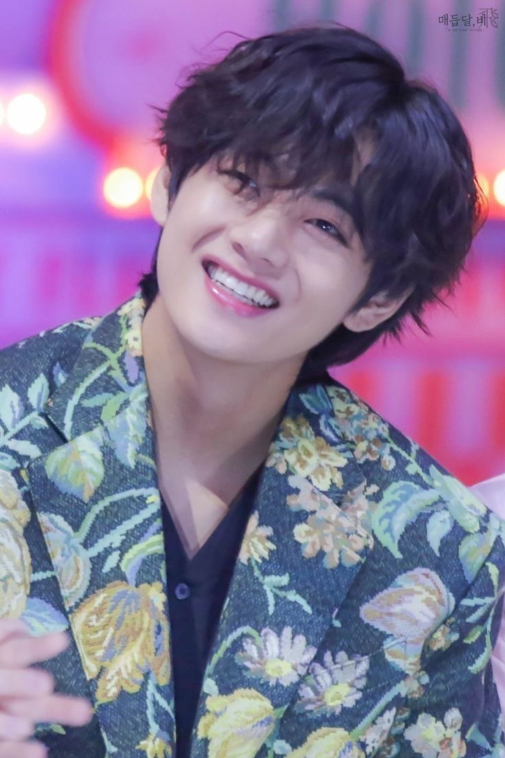 macsmit02's tweet photo. Happy birthday Taehyung! 🥳 @BTS_twt #TAEHYUNGDAY #HappyBirthdayTaehyung https://t.co/2NHNEvlObm
