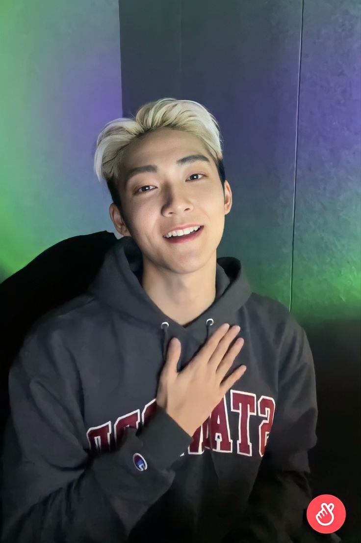 moon_kevinn's tweet photo. blonde kevin is still my fav haircolor of him. https://t.co/gPrsg5pfIc